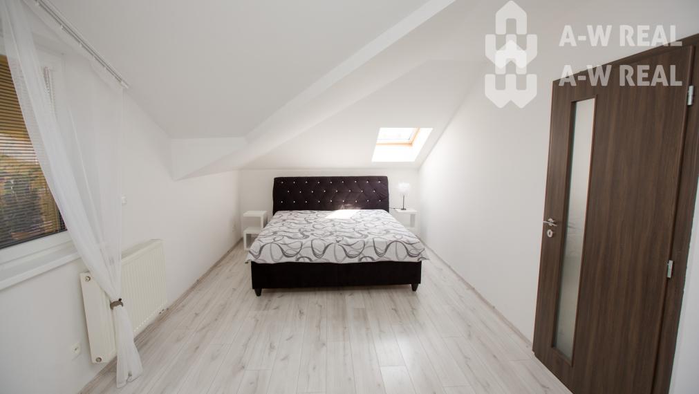 ☎️ 0918/197 701  NA PREDAJ    Výnimočný podkrovný 4-izbový byt s balkónom, klimatizáciou v každej izbe a vlastným kotlom – 130 m²- DUNAJSKÁ STREDA