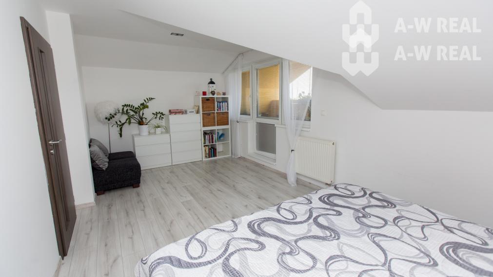 ☎️ 0918/197 701  NA PREDAJ    Výnimočný podkrovný 4-izbový byt s balkónom, klimatizáciou v každej izbe a vlastným kotlom – 130 m²- DUNAJSKÁ STREDA