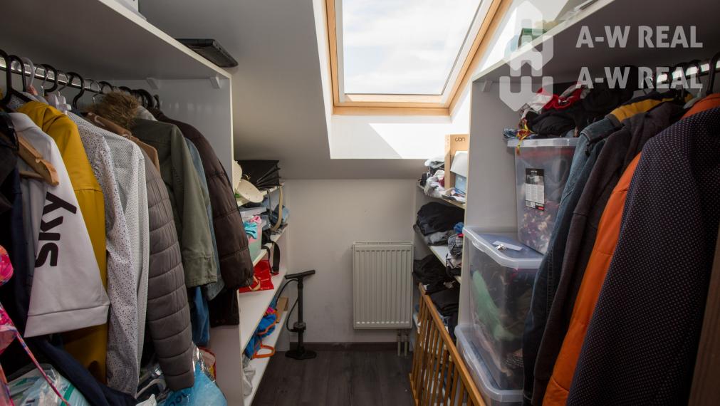 ☎️ 0918/197 701  NA PREDAJ    Výnimočný podkrovný 4-izbový byt s balkónom, klimatizáciou v každej izbe a vlastným kotlom – 130 m²- DUNAJSKÁ STREDA