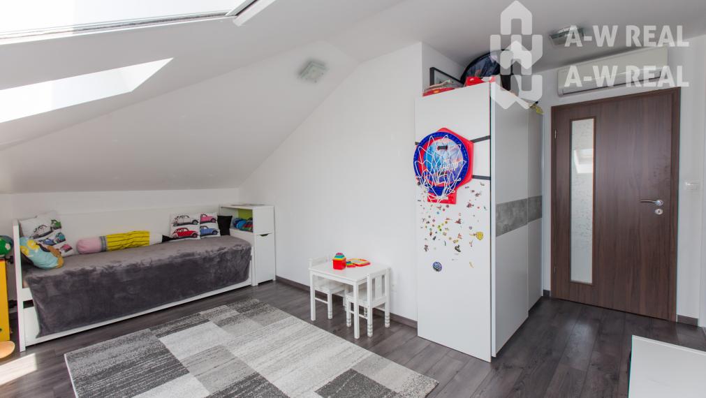 ☎️ 0918/197 701  NA PREDAJ    Výnimočný podkrovný 4-izbový byt s balkónom, klimatizáciou v každej izbe a vlastným kotlom – 130 m²- DUNAJSKÁ STREDA