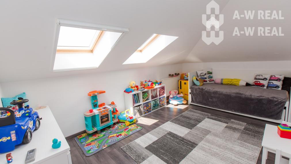 ☎️ 0918/197 701  NA PREDAJ    Výnimočný podkrovný 4-izbový byt s balkónom, klimatizáciou v každej izbe a vlastným kotlom – 130 m²- DUNAJSKÁ STREDA
