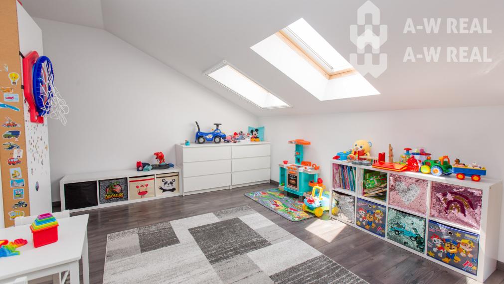 ☎️ 0918/197 701  NA PREDAJ    Výnimočný podkrovný 4-izbový byt s balkónom, klimatizáciou v každej izbe a vlastným kotlom – 130 m²- DUNAJSKÁ STREDA