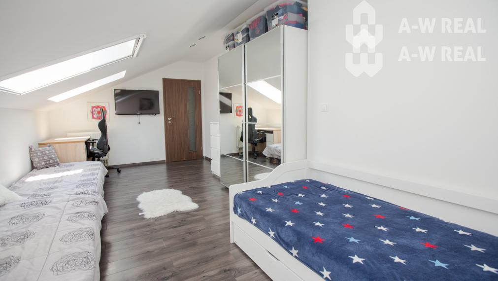 ☎️ 0918/197 701  NA PREDAJ    Výnimočný podkrovný 4-izbový byt s balkónom, klimatizáciou v každej izbe a vlastným kotlom – 130 m²- DUNAJSKÁ STREDA