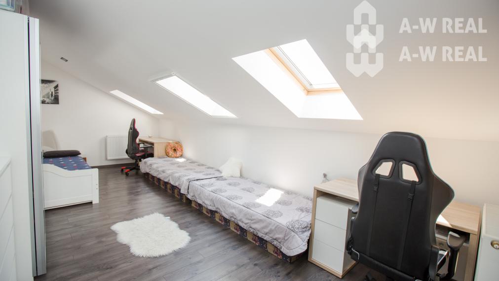 ☎️ 0918/197 701  NA PREDAJ    Výnimočný podkrovný 4-izbový byt s balkónom, klimatizáciou v každej izbe a vlastným kotlom – 130 m²- DUNAJSKÁ STREDA