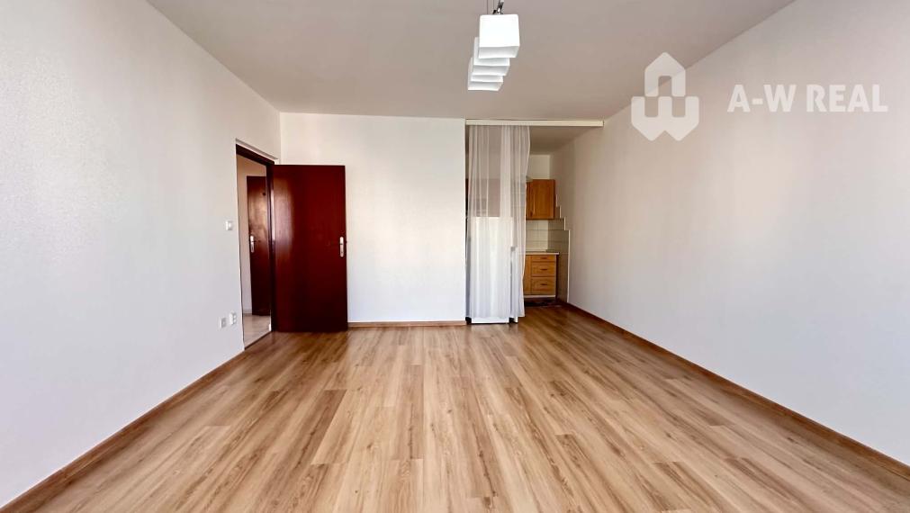 ☎️0918197701 Na prenájom priestranný a čiastočne  zariadený 1 izbový byt   vo východnej časti mesta  - Námestie Priateľstva -Dunajská  Streda