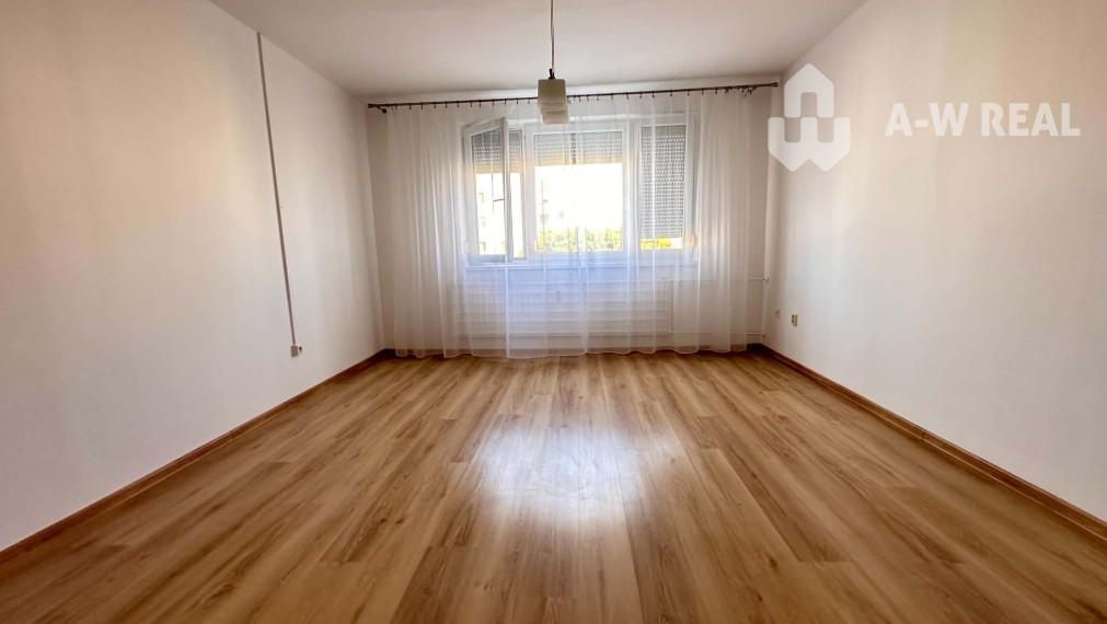 ☎️0918197701 Na prenájom priestranný a čiastočne  zariadený 1 izbový byt   vo východnej časti mesta  - Námestie Priateľstva -Dunajská  Streda