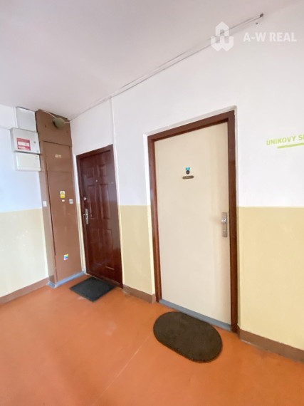 ☎️0918197701 Na prenájom priestranný a čiastočne  zariadený 1 izbový byt   vo východnej časti mesta  - Námestie Priateľstva -Dunajská  Streda