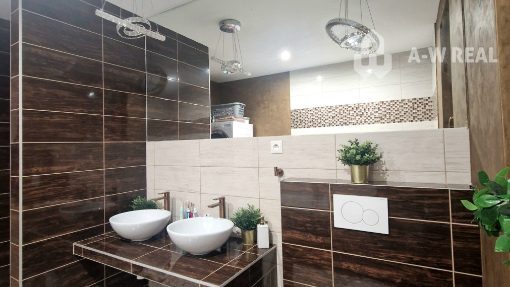 ☎️0918197701    Luxusný 4-izbový rodinný dom s letnou kuchyňou a nádhernou záhradou – Vydrany