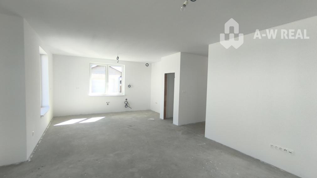 Moderný 4-izbový rodinný dom (dvojdom) v obci Vrakúň