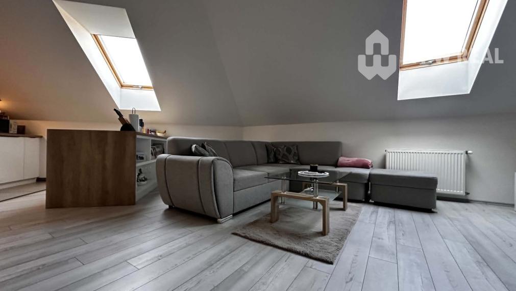 ☎️0918197701  Na predaj priestranný, skvele dispozične riešený 3-izbový byt  s klimatizáciou a s balkónom v pokojnej lokalite v  obci Vrakúň