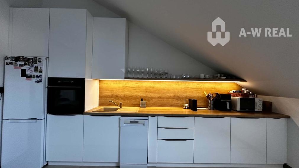 ☎️0918197701  Na predaj priestranný, skvele dispozične riešený 3-izbový byt  s klimatizáciou a s balkónom v pokojnej lokalite v  obci Vrakúň