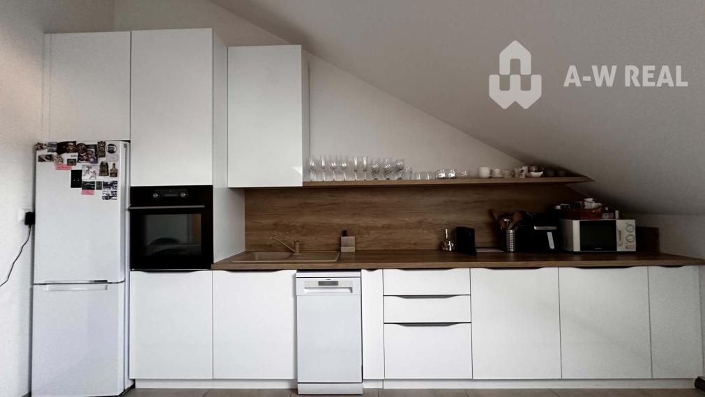 ☎️0918197701  Na predaj priestranný, skvele dispozične riešený 3-izbový byt  s klimatizáciou a s balkónom v pokojnej lokalite v  obci Vrakúň