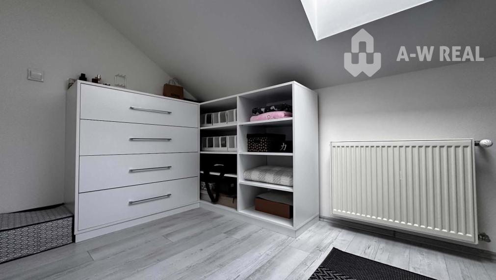 ☎️0918197701  Na predaj priestranný, skvele dispozične riešený 3-izbový byt  s klimatizáciou a s balkónom v pokojnej lokalite v  obci Vrakúň