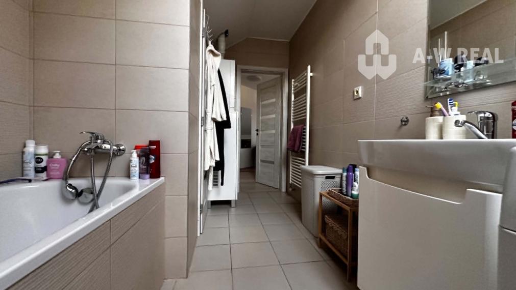 ☎️0918197701  Na predaj priestranný, skvele dispozične riešený 3-izbový byt  s klimatizáciou a s balkónom v pokojnej lokalite v  obci Vrakúň