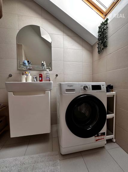 ☎️0918197701  Na predaj priestranný, skvele dispozične riešený 3-izbový byt  s klimatizáciou a s balkónom v pokojnej lokalite v  obci Vrakúň