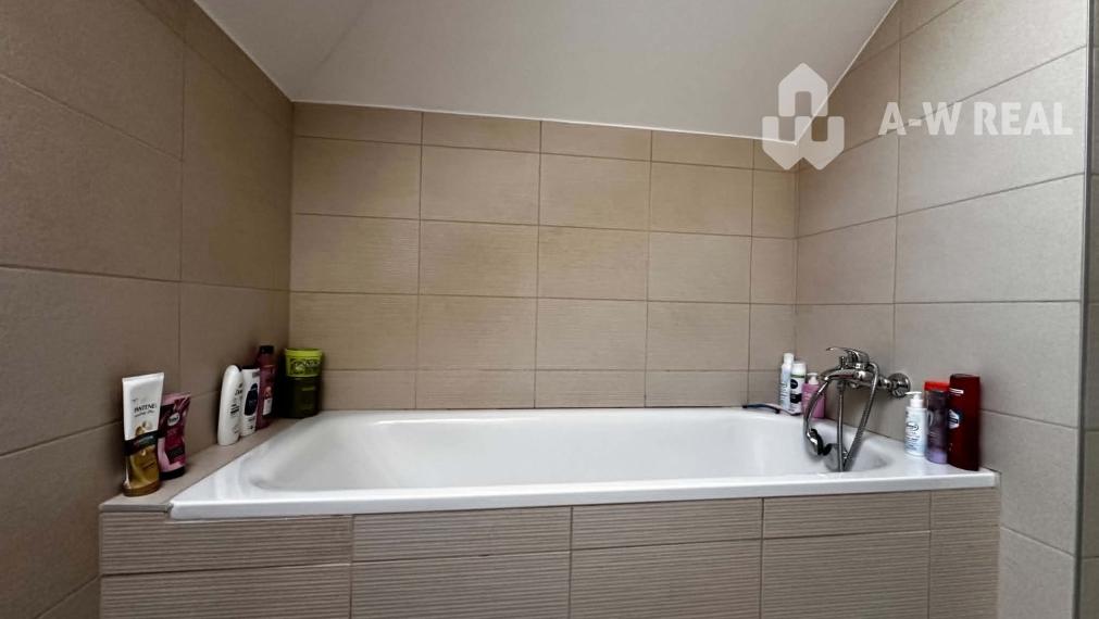 ☎️0918197701  Na predaj priestranný, skvele dispozične riešený 3-izbový byt  s klimatizáciou a s balkónom v pokojnej lokalite v  obci Vrakúň