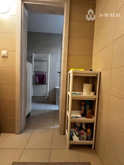 ☎️0918197701  Na predaj priestranný, skvele dispozične riešený 3-izbový byt  s klimatizáciou a s balkónom v pokojnej lokalite v  obci Vrakúň