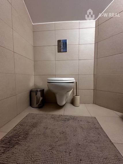 ☎️0918197701  Na predaj priestranný, skvele dispozične riešený 3-izbový byt  s klimatizáciou a s balkónom v pokojnej lokalite v  obci Vrakúň