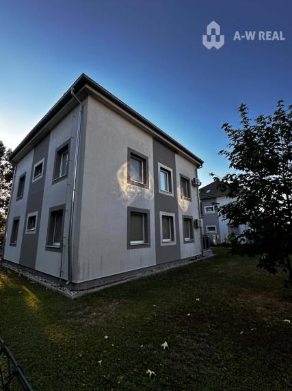 ☎️0918197701  Na predaj priestranný, skvele dispozične riešený 3-izbový byt  s klimatizáciou a s balkónom v pokojnej lokalite v  obci Vrakúň