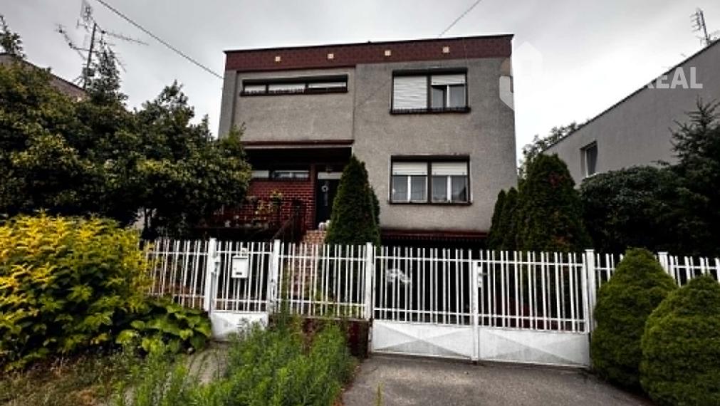 ☎️ 0918197701  Bývanie bez kompromisov v Kútnikoch: Veľkorysý rodinný dom s oázou pokoja, garážou a obrovským potenciálom