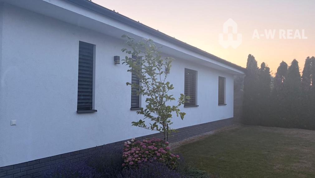 Moderný 4-izbový rodinný dom s dvojgarážou na predaj – Topoľníky