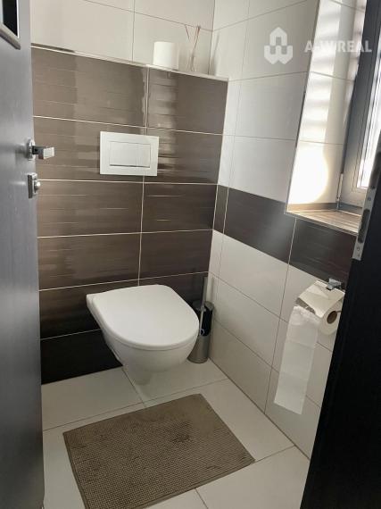 Moderný 4-izbový rodinný dom s dvojgarážou na predaj – Topoľníky