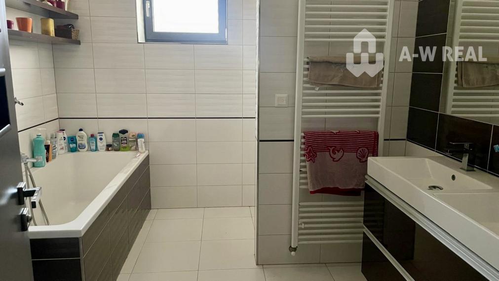 Moderný 4-izbový rodinný dom s dvojgarážou na predaj – Topoľníky