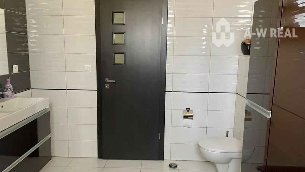 Moderný 4-izbový rodinný dom s dvojgarážou na predaj – Topoľníky