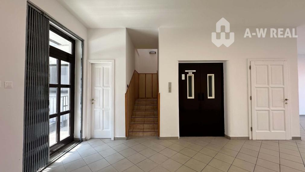 ☎️0918197701  NA PRENÁJOM   Multifunkčný obchodný priestor (350 m²) na frekventovanej ulici vo Veľkom Mederi