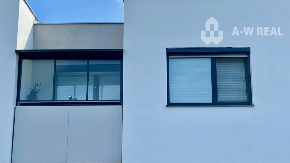 A-W REAL | Štýlový 3-izbový byt s dvomi balkónovými priestormi, vlastným kúrením a možnosťou 2 parkovacích státí | Hviezdne Bývanie – Hviezdoslavov