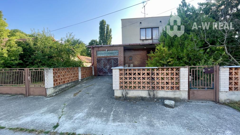 Rodinný dom s garážou a veľkým potenciálom v obci Padáň