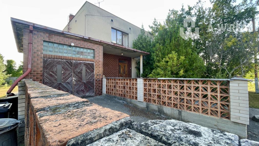Rodinný dom s garážou a veľkým potenciálom v obci Padáň