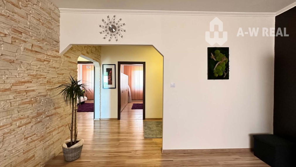 ☎️ 0918197701 Na predaj priestranný, svetlý  a kompletne zariadený 3-izbový byt s loggiou aj s klimatizáciou  vo Veľkom Mederi / ul. Komárňanská