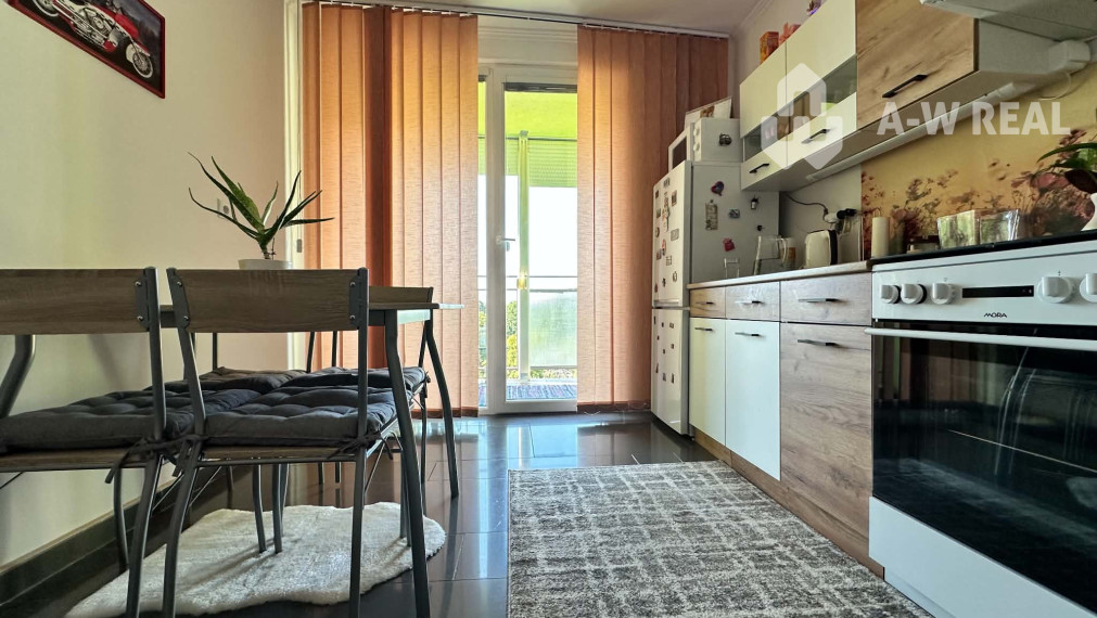 ☎️ 0918197701 Na predaj priestranný, svetlý  a kompletne zariadený 3-izbový byt s loggiou aj s klimatizáciou  vo Veľkom Mederi / ul. Komárňanská