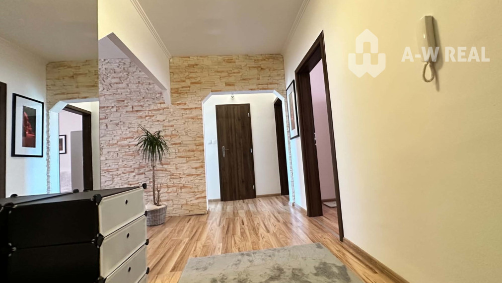☎️ 0918197701 Na predaj priestranný, svetlý  a kompletne zariadený 3-izbový byt s loggiou aj s klimatizáciou  vo Veľkom Mederi / ul. Komárňanská