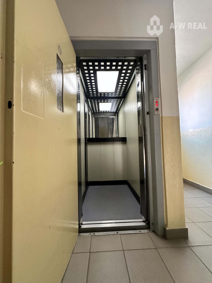 ☎️ 0918197701 Na predaj priestranný, svetlý  a kompletne zariadený 3-izbový byt s loggiou aj s klimatizáciou  vo Veľkom Mederi / ul. Komárňanská