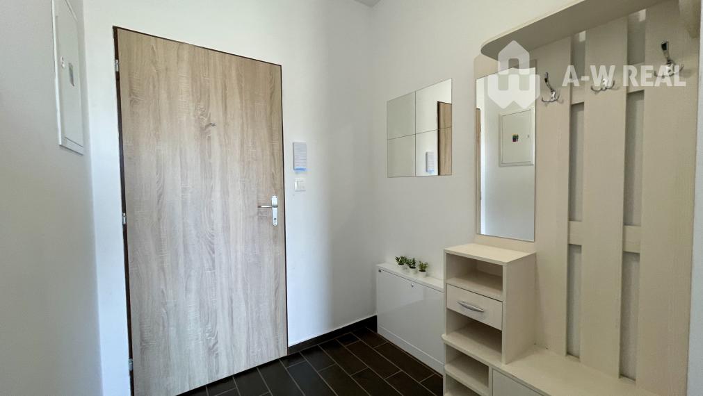 2-IZBOVÝ BYT S VEĽKÝM BALKÓNOM NA PREDAJ