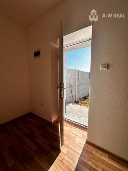 Na predaj 2-izb. byt v dvojdome (110 m²) v štandarde s krbom – Možnosť kúpy celého dvojdomu!   Zemianska Olča