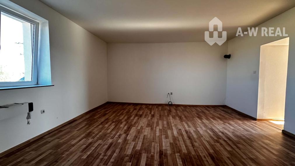 Na predaj 2-izb. byt v dvojdome (110 m²) v štandarde s krbom – Možnosť kúpy celého dvojdomu!   Zemianska Olča