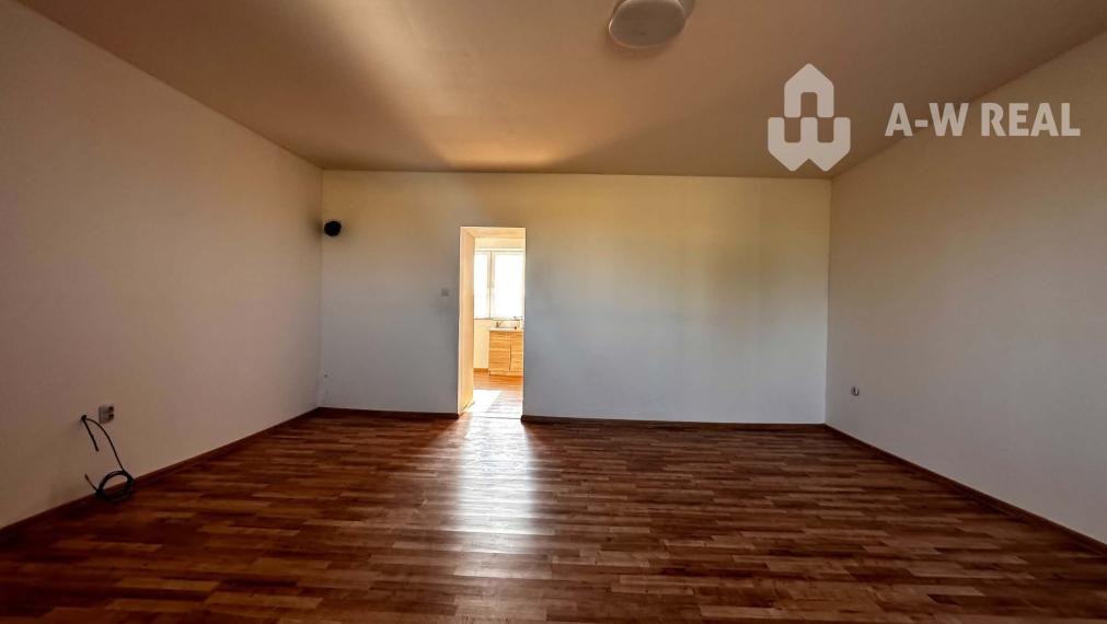 Na predaj 2-izb. byt v dvojdome (110 m²) v štandarde s krbom – Možnosť kúpy celého dvojdomu!   Zemianska Olča