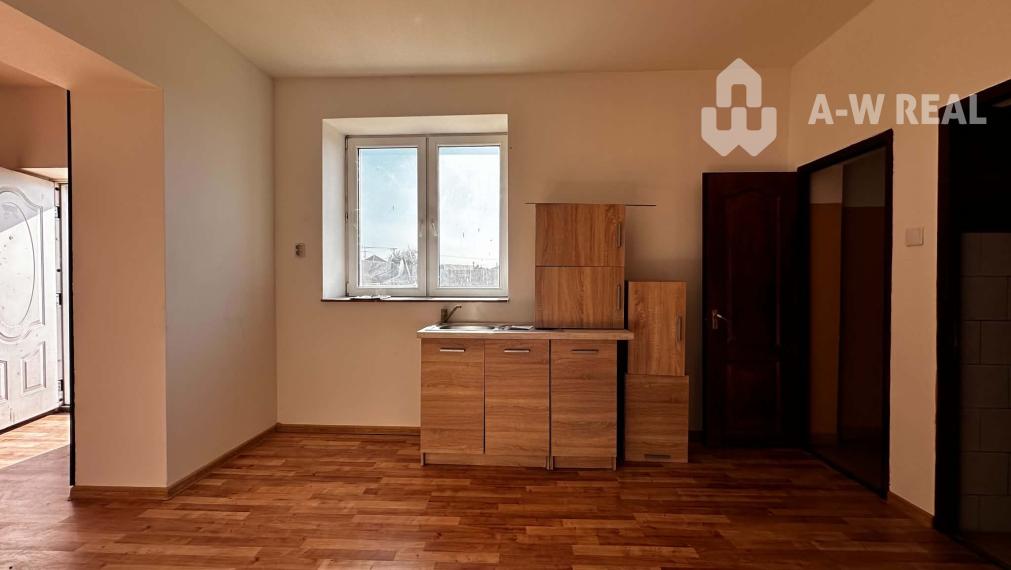 Na predaj 2-izb. byt v dvojdome (110 m²) v štandarde s krbom – Možnosť kúpy celého dvojdomu!   Zemianska Olča