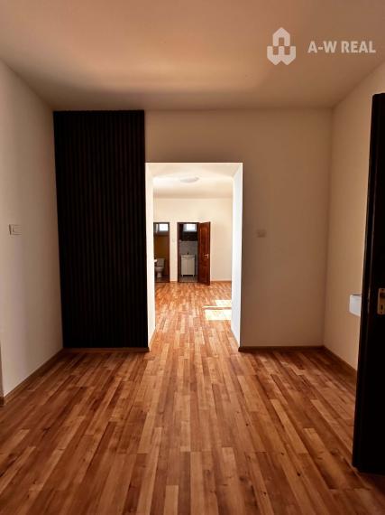 Na predaj 2-izb. byt v dvojdome (110 m²) v štandarde s krbom – Možnosť kúpy celého dvojdomu!   Zemianska Olča