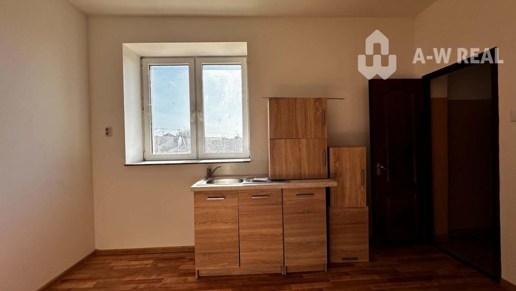 Na predaj 2-izb. byt v dvojdome (110 m²) v štandarde s krbom – Možnosť kúpy celého dvojdomu!   Zemianska Olča