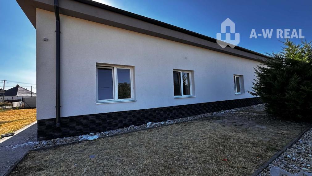 Na predaj 2-izb. byt v dvojdome (110 m²) v štandarde s krbom – Možnosť kúpy celého dvojdomu!   Zemianska Olča