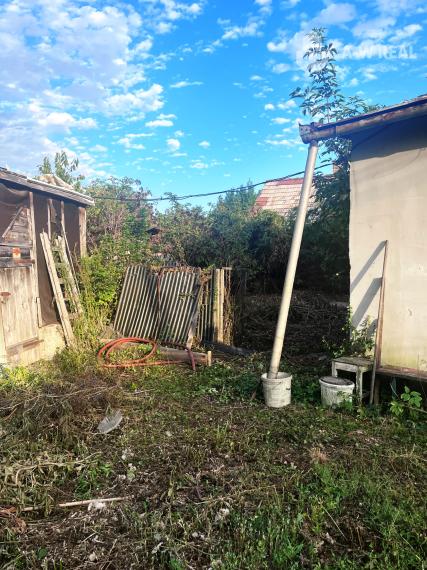 JAHODNÁ – STARÝ RODINNÝ DOM S PEKNÝM STAVEBNÝM POZEMKOM NA PREDAJ
