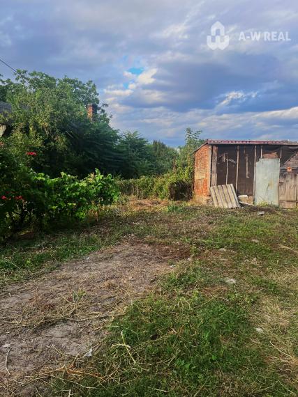 JAHODNÁ – STARÝ RODINNÝ DOM S PEKNÝM STAVEBNÝM POZEMKOM NA PREDAJ