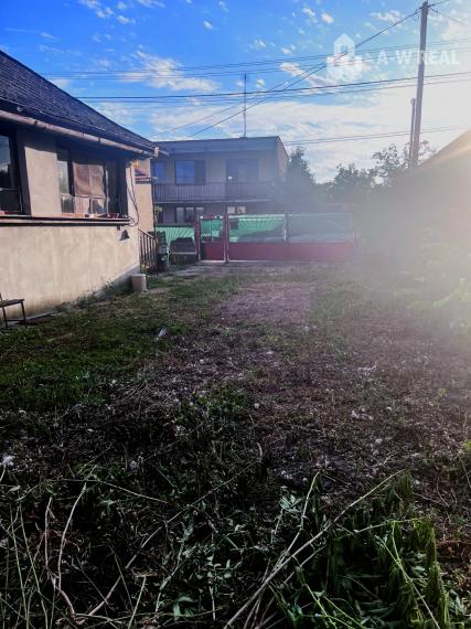 JAHODNÁ – STARÝ RODINNÝ DOM S PEKNÝM STAVEBNÝM POZEMKOM NA PREDAJ
