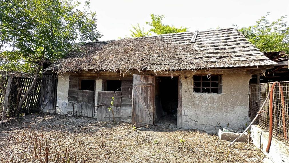 Na predaj starší rodinný dom vhodný na kompletnú prestavbu  v obci Dunajský Klátov s novými vizualizáciami