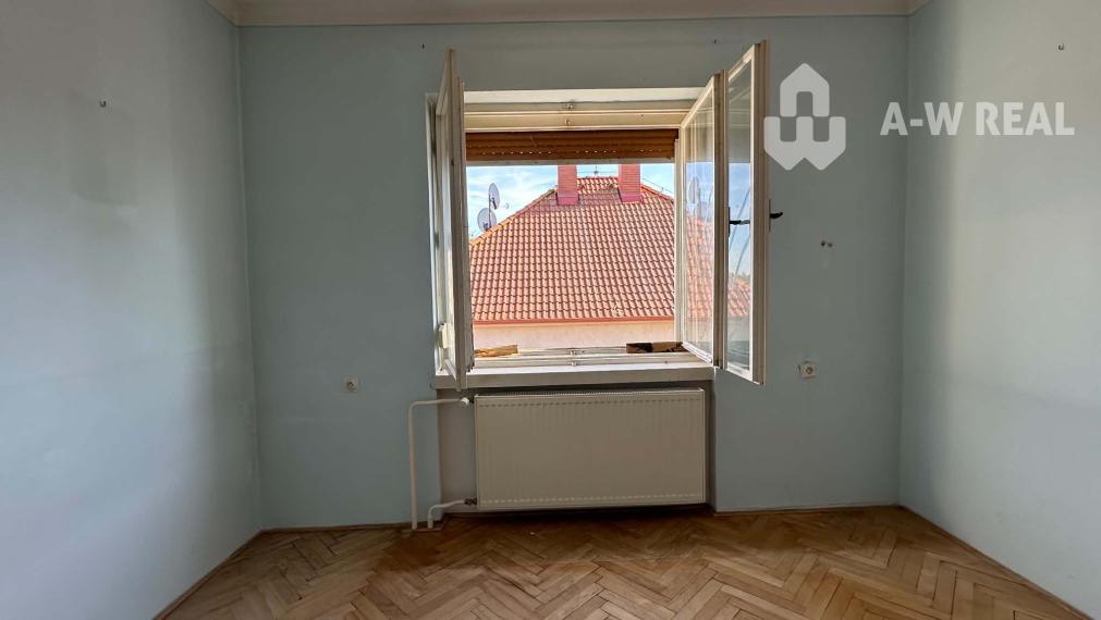 BÝVANIE BEZ KOMPROMISOV: 4-izbový dom s veľkým pozemkom, zastrešeným bazénom a investičným potenciálom!