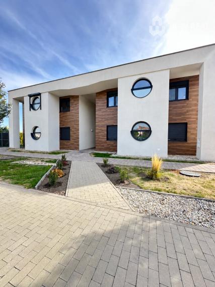 Bývanie ako v rodinnom dome s komfortom bytu  s 94 m2 súkromnou predzáhradkou, s terasou aj s parkovacím miestom v Dunajskej Strede